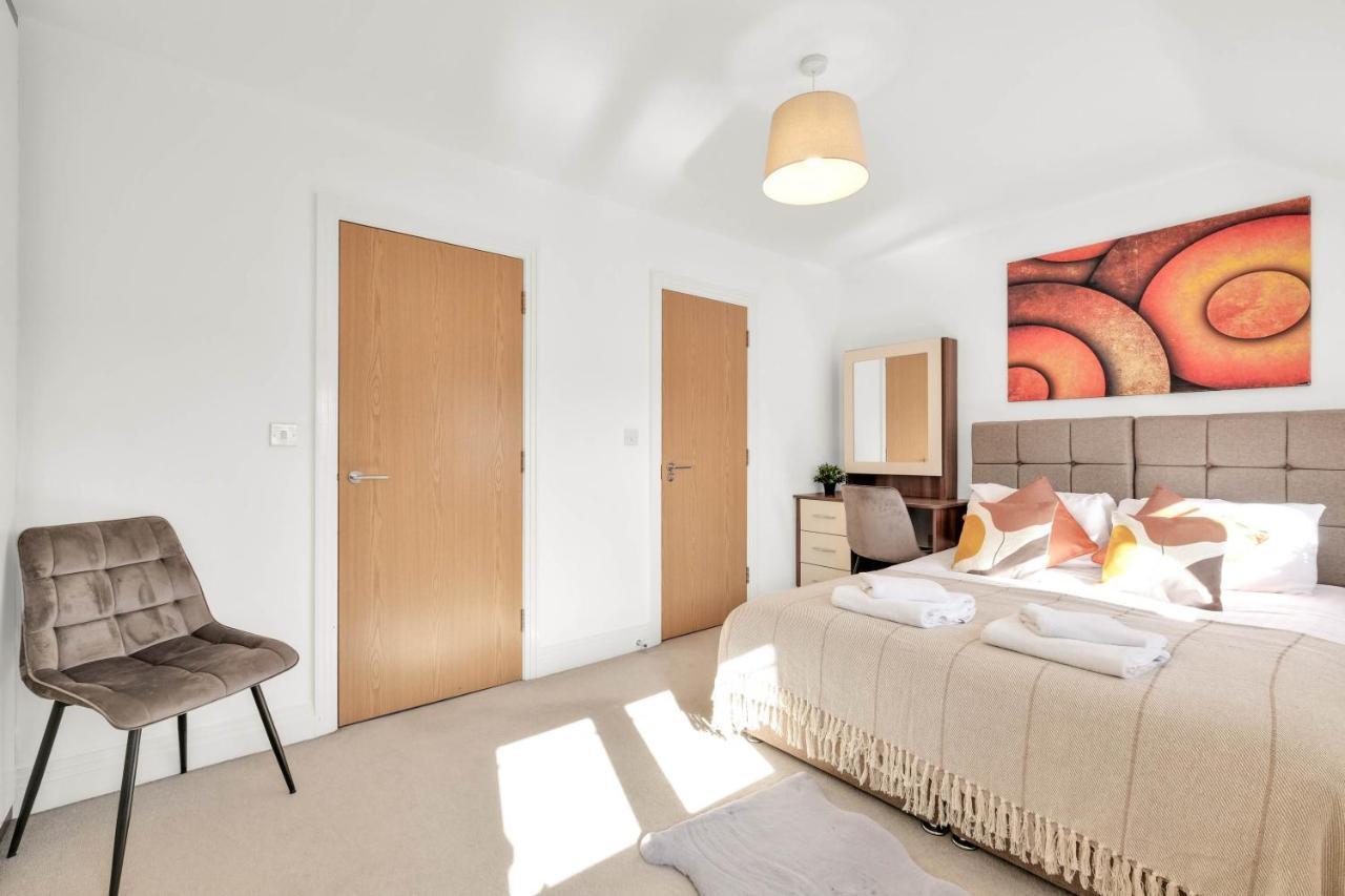 Foxherne 5Bdr 3Ba Serviced House With Parking - Slough By 360Stays Exterior foto