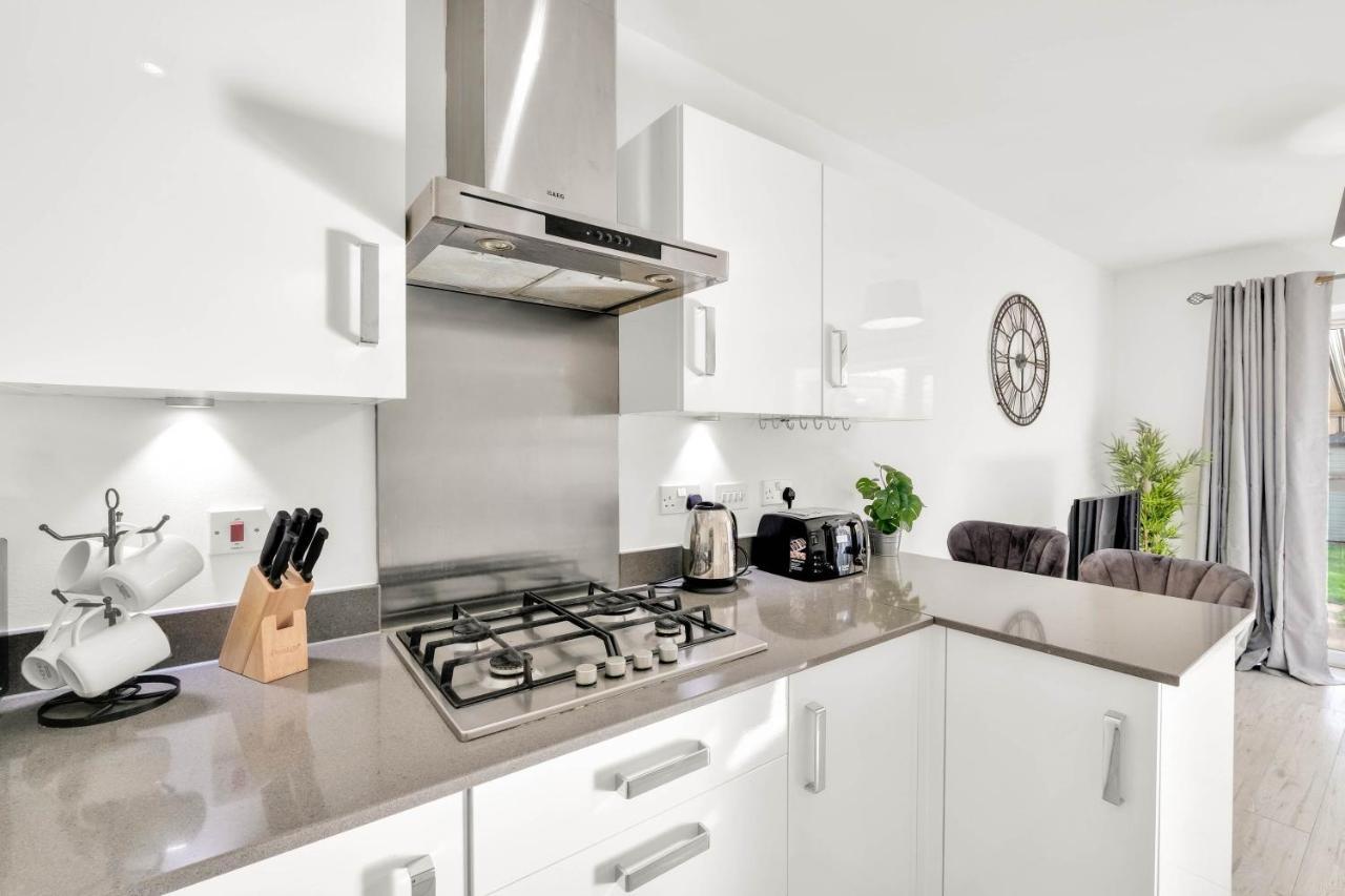 Foxherne 5Bdr 3Ba Serviced House With Parking - Slough By 360Stays Exterior foto