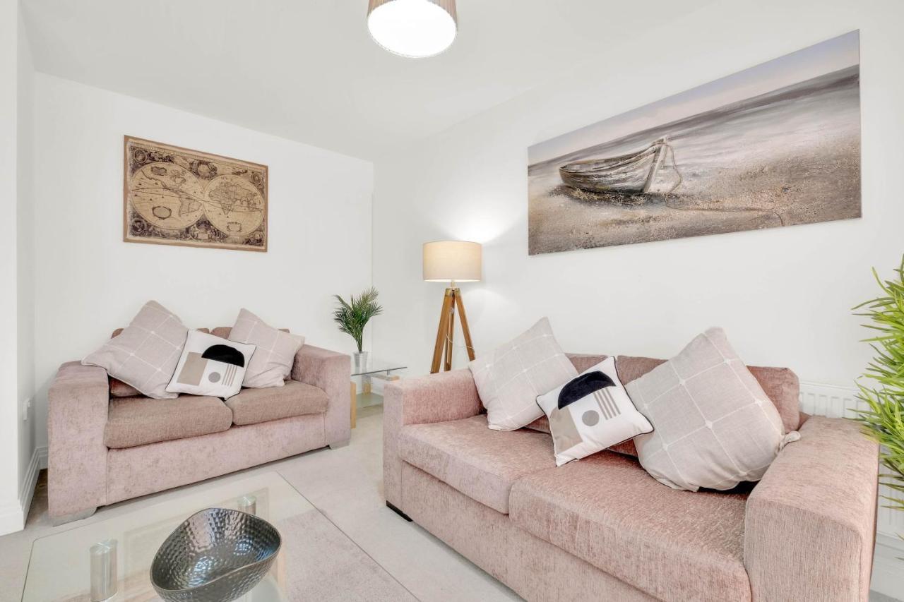 Foxherne 5Bdr 3Ba Serviced House With Parking - Slough By 360Stays Exterior foto