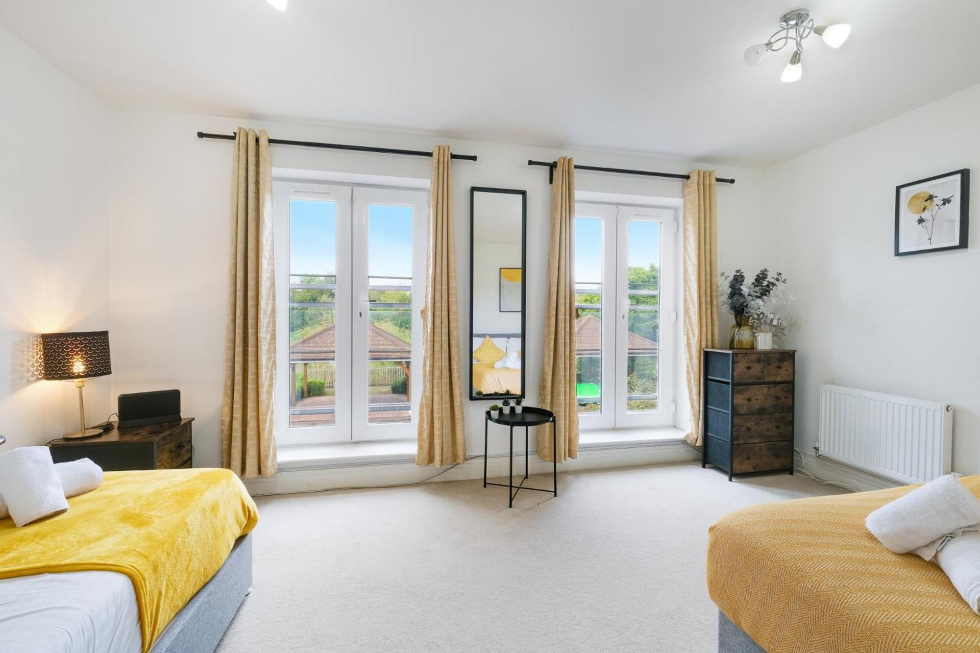 Foxherne 5Bdr 3Ba Serviced House With Parking - Slough By 360Stays Exterior foto