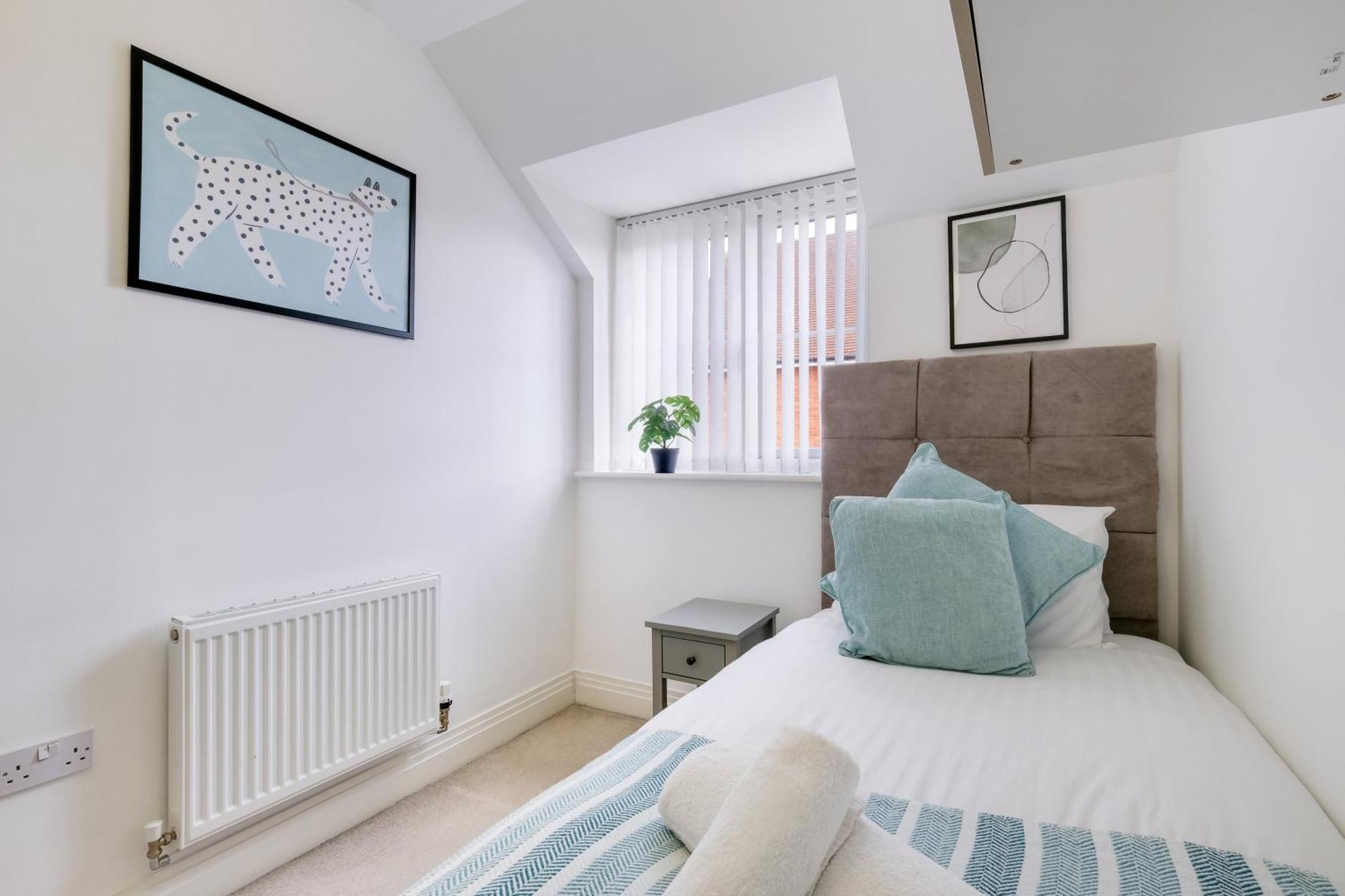 Foxherne 5Bdr 3Ba Serviced House With Parking - Slough By 360Stays Exterior foto