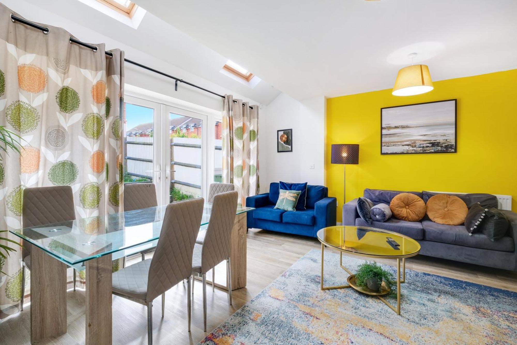 Foxherne 5Bdr 3Ba Serviced House With Parking - Slough By 360Stays Exterior foto